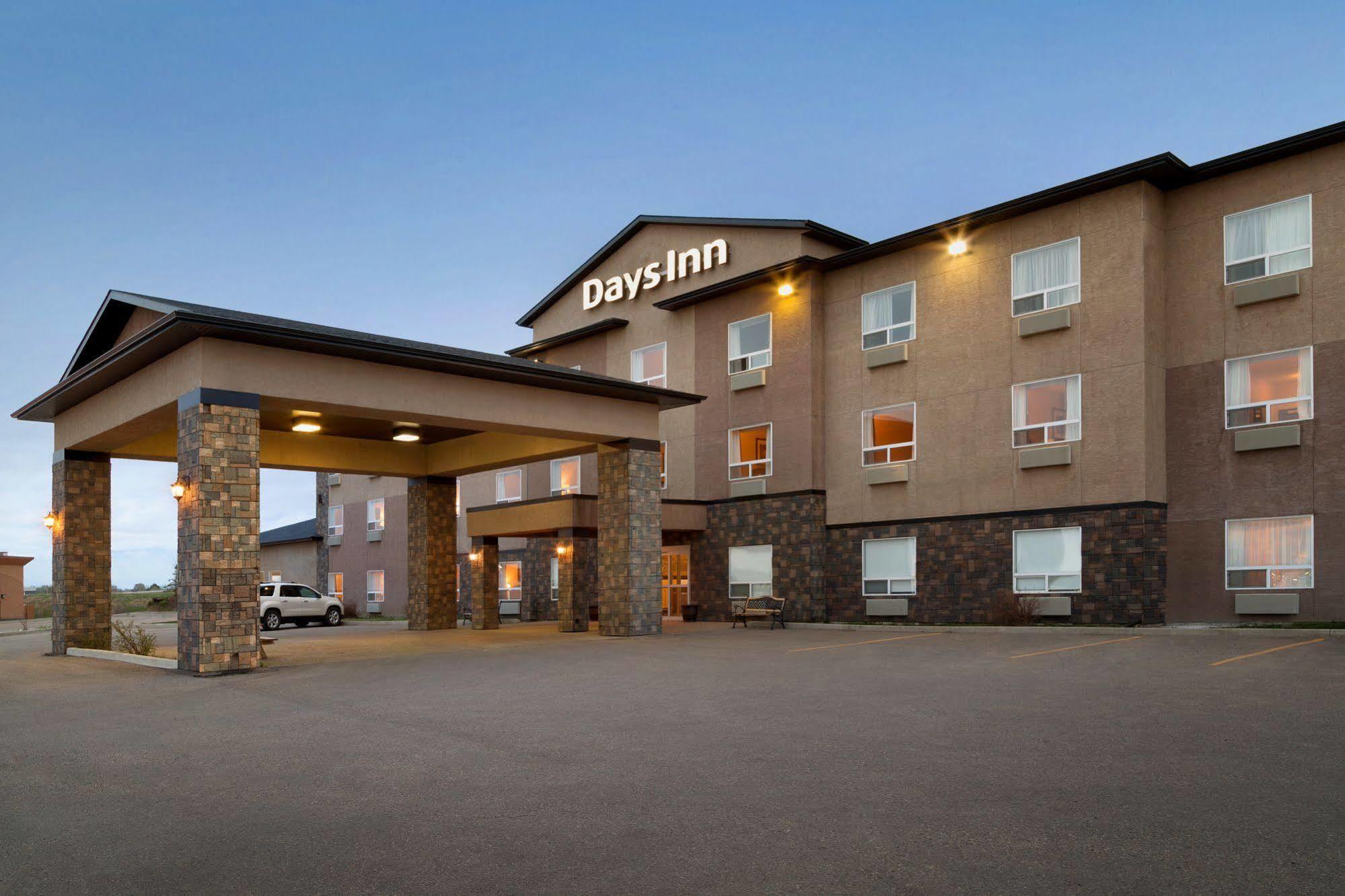 Days Inn By Wyndham Innisfail Экстерьер фото